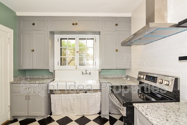 Photo - 969 St Clair Ave