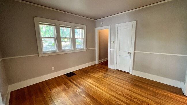 Photo - 715 Barnett St NE