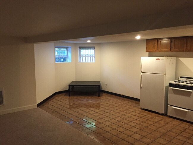 Photo - 1821 W Fletcher St Apartments Unit #G