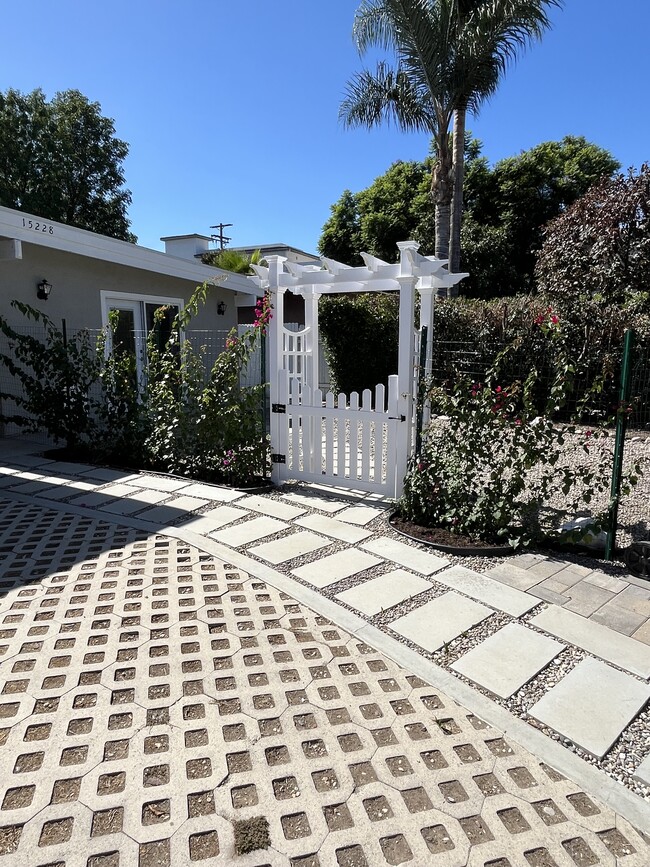 Photo - 15228 Valleyheart Dr Unidad INT CBL EV UTIL included