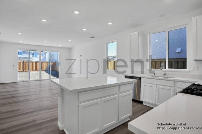 Photo - 15474 Hedges Dr