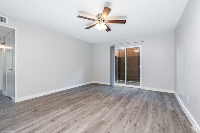 Laurel - 1BR, 1BA - 600SF - Living Room - Gazebo Apartments (Denton, Tx)