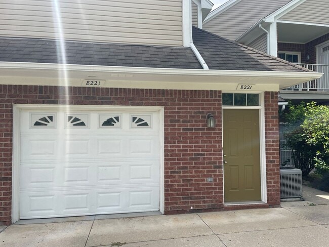 Photo - Shelby Twp 2-Bedroom,2-Bath, attached gara...