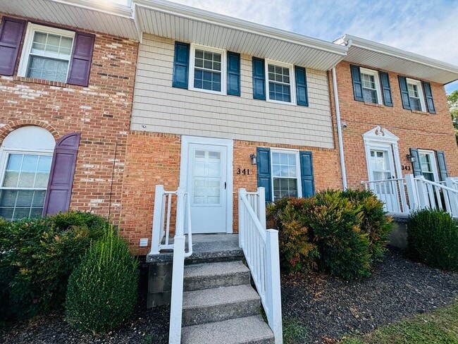 2 Bedroom, 1.5 Bath Townhouse - 2 Bedroom, 1.5 Bath Townhouse