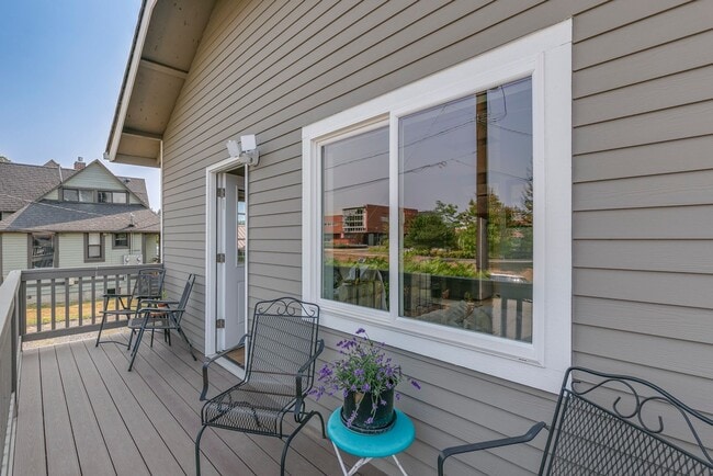 Building Photo - 431 Ave F Unit Avenue F Studio