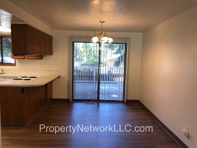 Great 2 Bedroom Duplex in Sandy