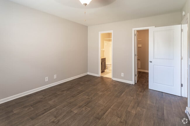 1 BR, 1 BA - 550 SF
