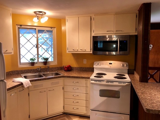 Kitchen - 2089 Louisa Ave