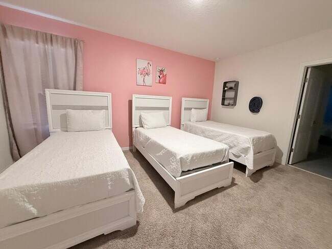 Photo - 7523 Oakmoss Loop