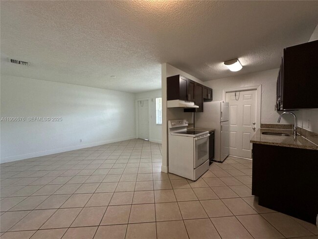 Building Photo - 2900 NE 17th Ave Unit 211