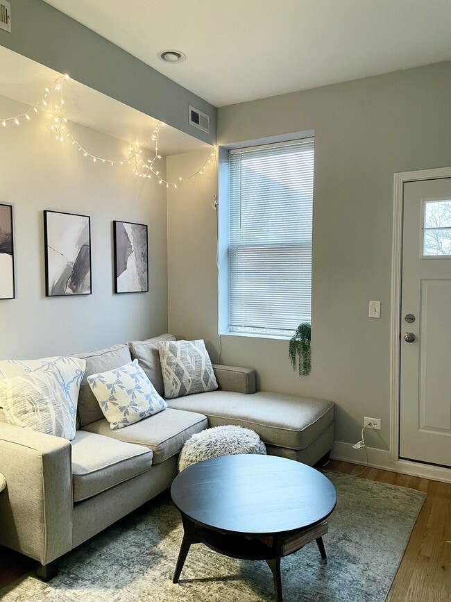 Photo - 2135 S Fairfield Ave Unidad 3