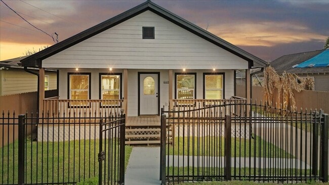 Building Photo - 6609 Avenue Q Rental