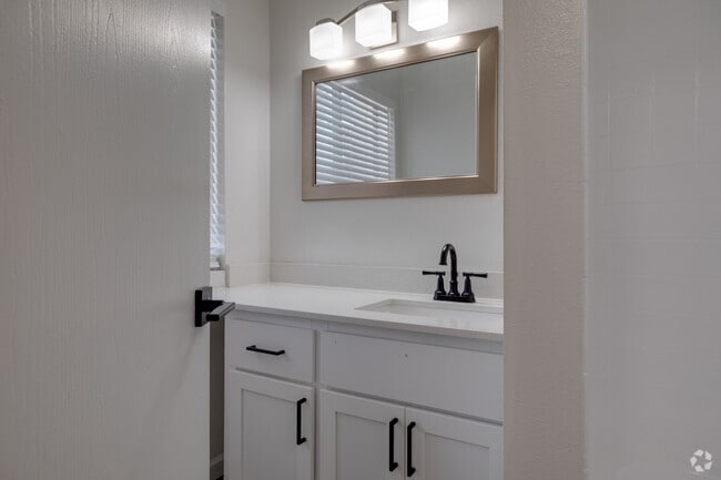 2BR, 2BA - 948SF