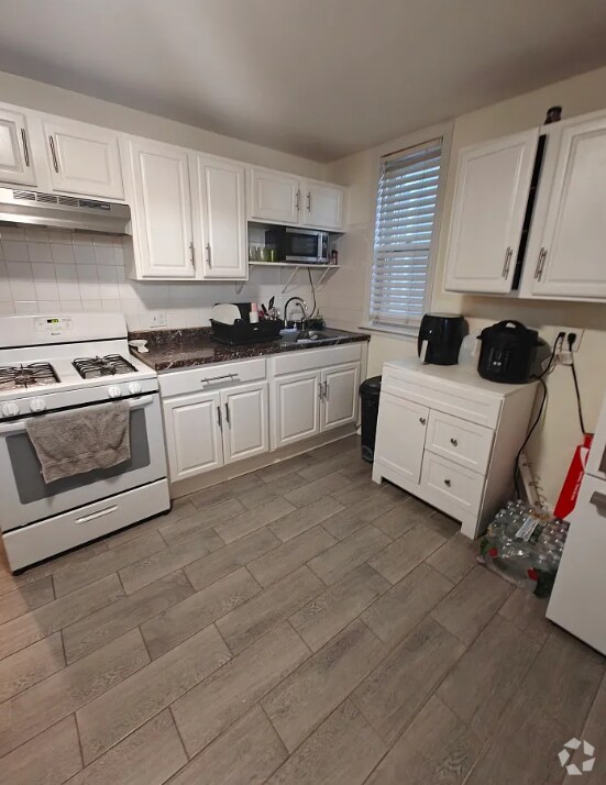 Building Photo - 630 Bennington St Unit 1 Rental