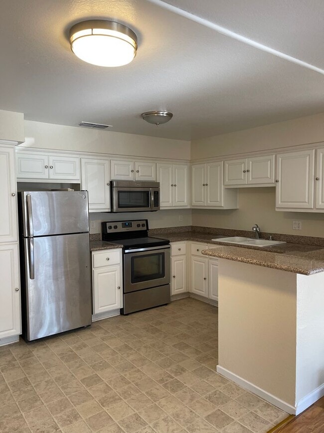 Building Photo - DOWNSTAIRS CONDO IN GATED COMMUNITY