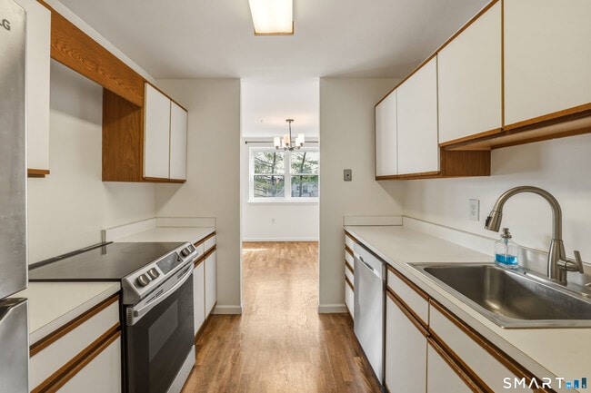 Building Photo - 889 Farmington Ave Unit 3F