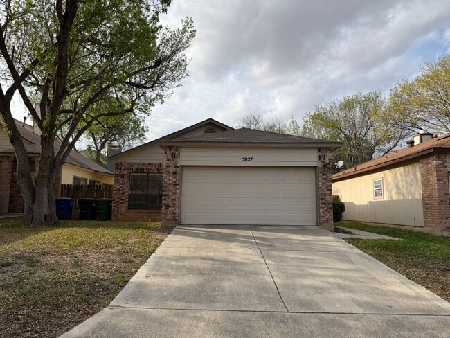 Building Photo - NICE 3 BR IN NEISD W/ WOOD VINYL COMPOSITION FLOORING*HIGH CEILINGS*FIREPLACE IN LIVING ROOM MAKE...
