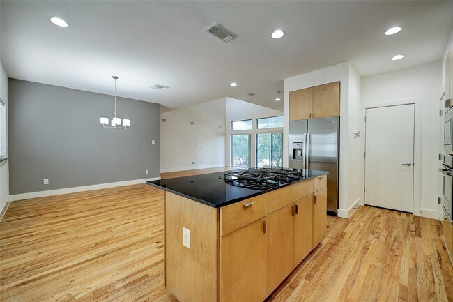 Building Photo - 2202 Bastrop St Rental