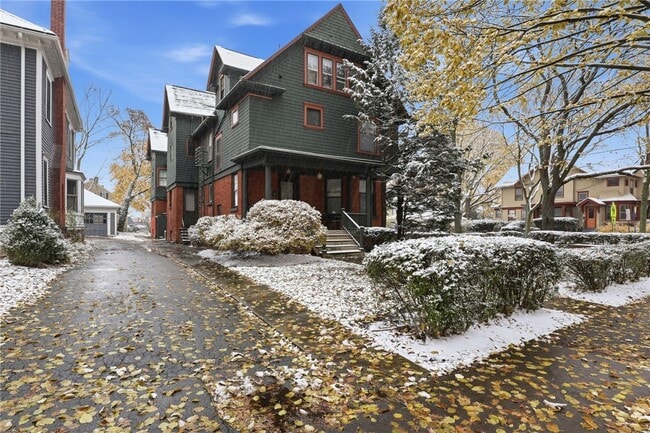 Building Photo - 98 Barrington St