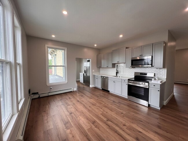 Photo - 697 Bridge St Unidad 2