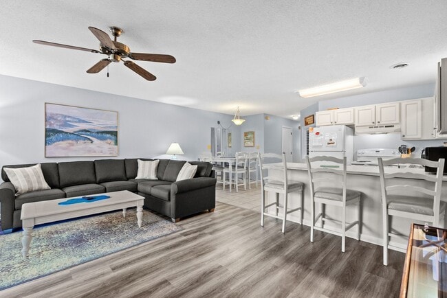 Building Photo - 1st Floor Seasonal Rental Available Octobe...