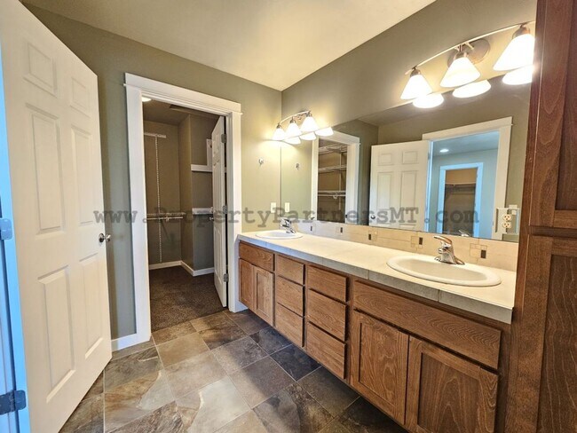 Photo - Stunning 4 Bed 2.5 Bath Upgraded Townhome ...