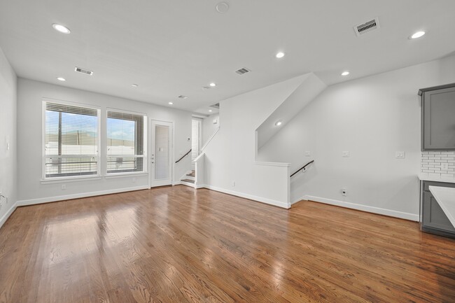 Photo - 3006 Charline