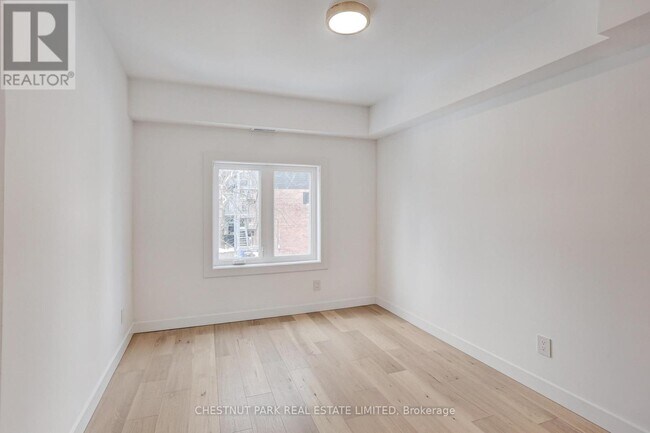 Photo - 326 St George St