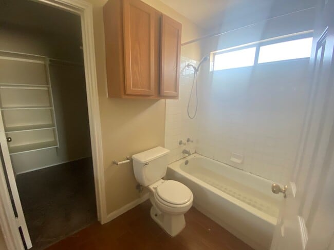 Building Photo - 2706 Westhampton Ct Unit A