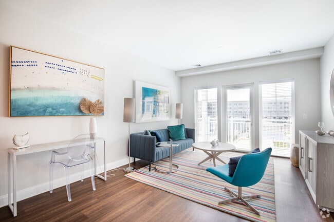 1 BR, 1 BA - 750 SF