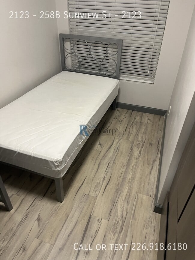 Photo - 258B-258B Sunview St