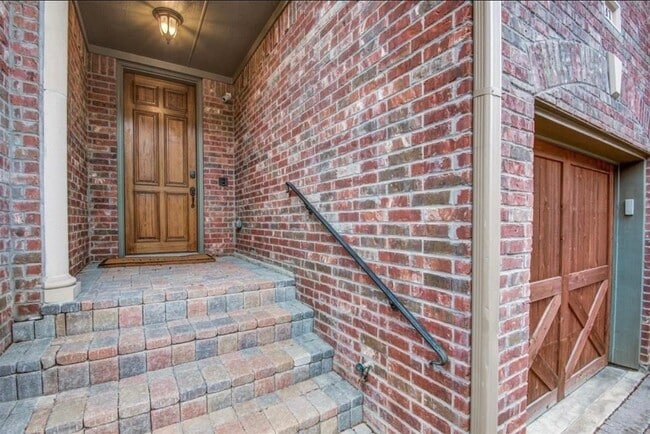 Photo - 643 Rockingham Dr