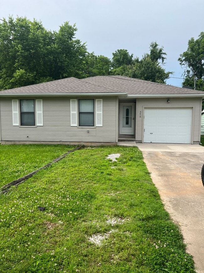 Building Photo - 3 bedroom/1.5 bathrooms