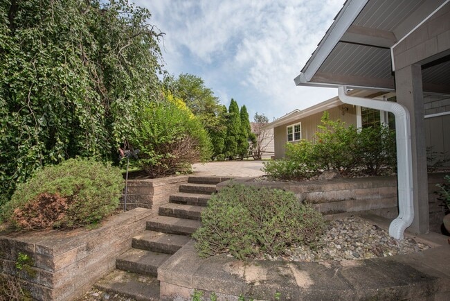 209 E Navajo St
