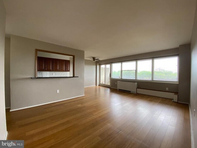 Building Photo - 807 Barclay Towers Rental