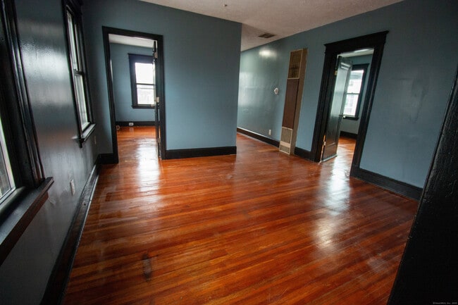Building Photo - 73 Lounsbury St Unit 1 Rental