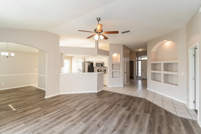 Photo - 337 Island View Cir