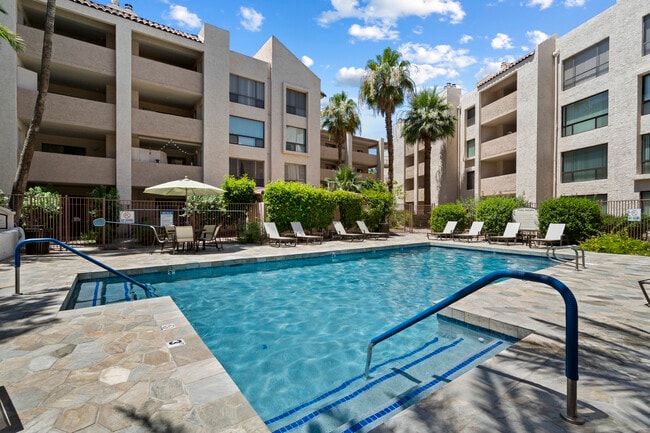 Piscina abierta las 24 horas - Del Prado