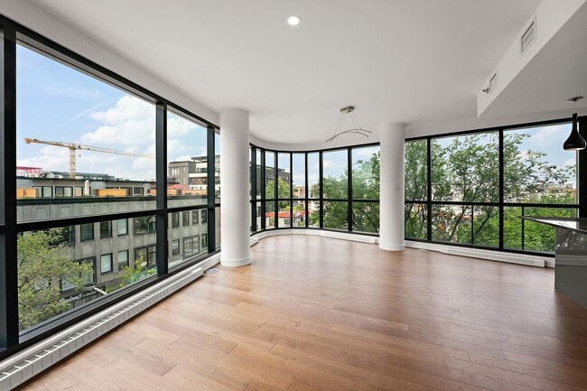 Building Photo - 7177 St Laurent Blvd Unit 401