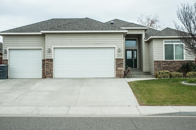 Building Photo - Large Single Family Home located near White Bluffs Elementary!