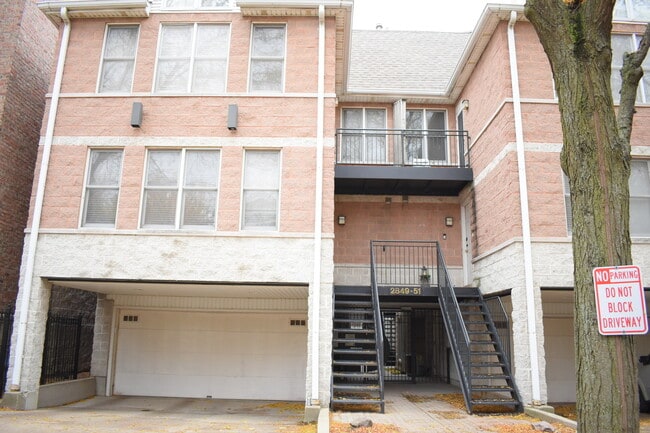 Building Photo - 2851 N Southport Ave Unit A