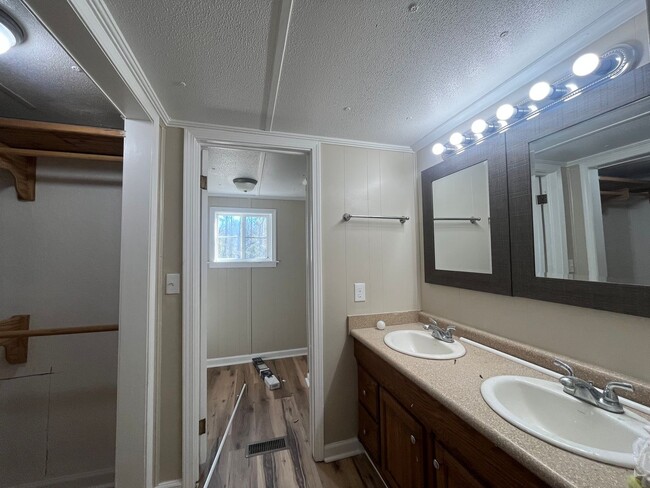 Photo - 3 Bed/2 Bath Mobile Home