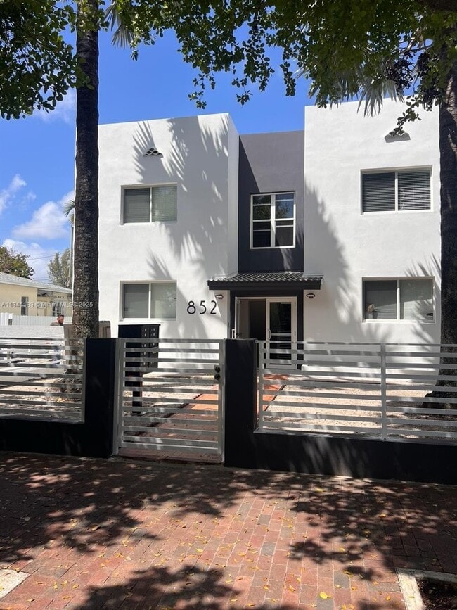 Photo - 852 SW 13th Ave Apartment Unit 6