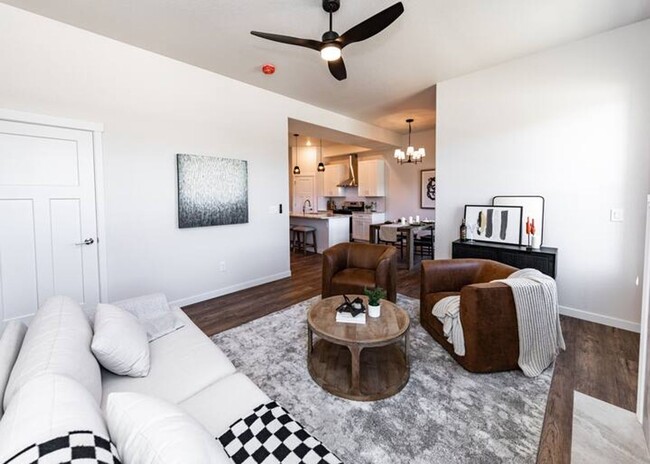 Building Photo - FULLY FURNISHED 3 Bed Luxury End Unit Townhome backs to Nature