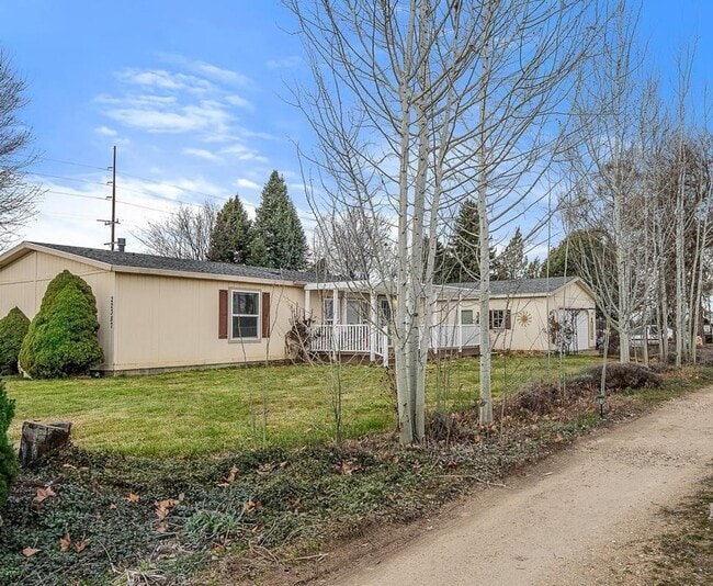 Photo - Country living, close to town!!!