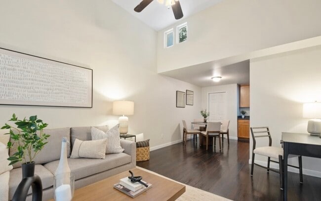 Building Photo - 4300 NE Sunset Blvd Unit L3