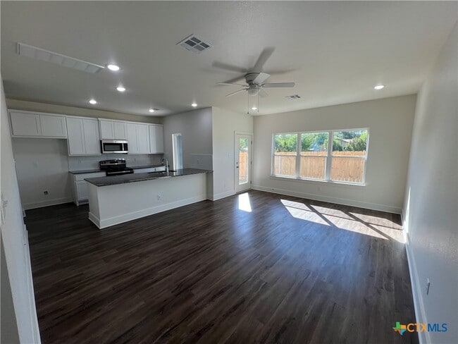 Photo - 1818 Royal Loop