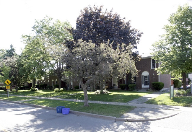 Building Photo - Georgian Court Townhomes