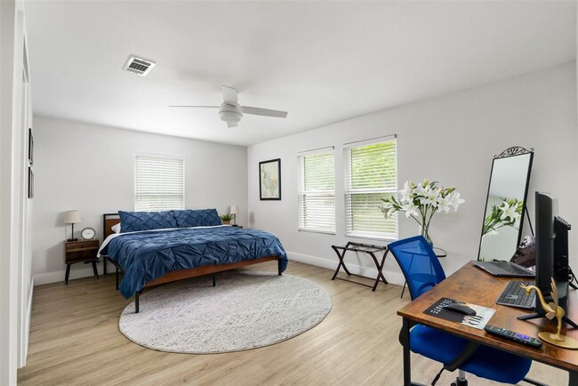 Photo - 11807 Oakwood Dr