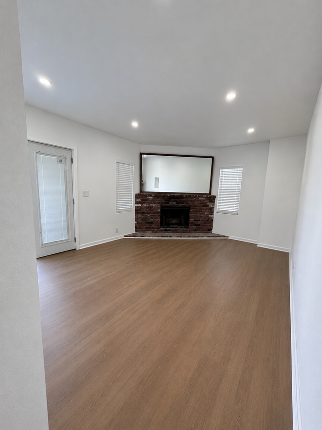 Building Photo - 1211 Atwood Pl Unit 2+1